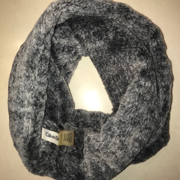 Calvin Klein- Fuzzy Scarf - Picture 3 of 3